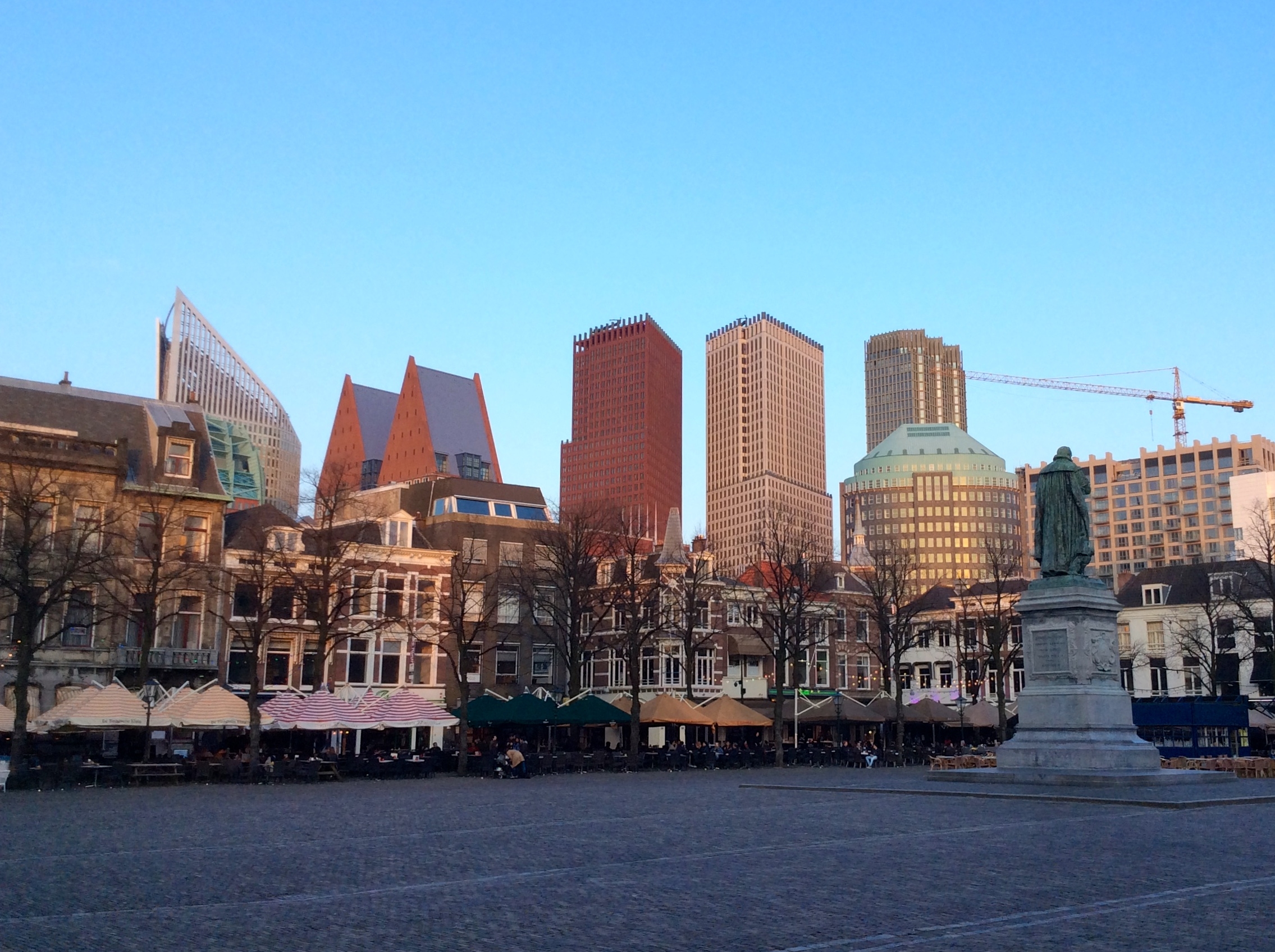 De skyline van Den Haag met een plein op de voorgrond