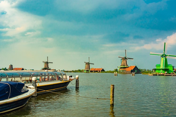 Traditionele windmolens en rondvaartboten