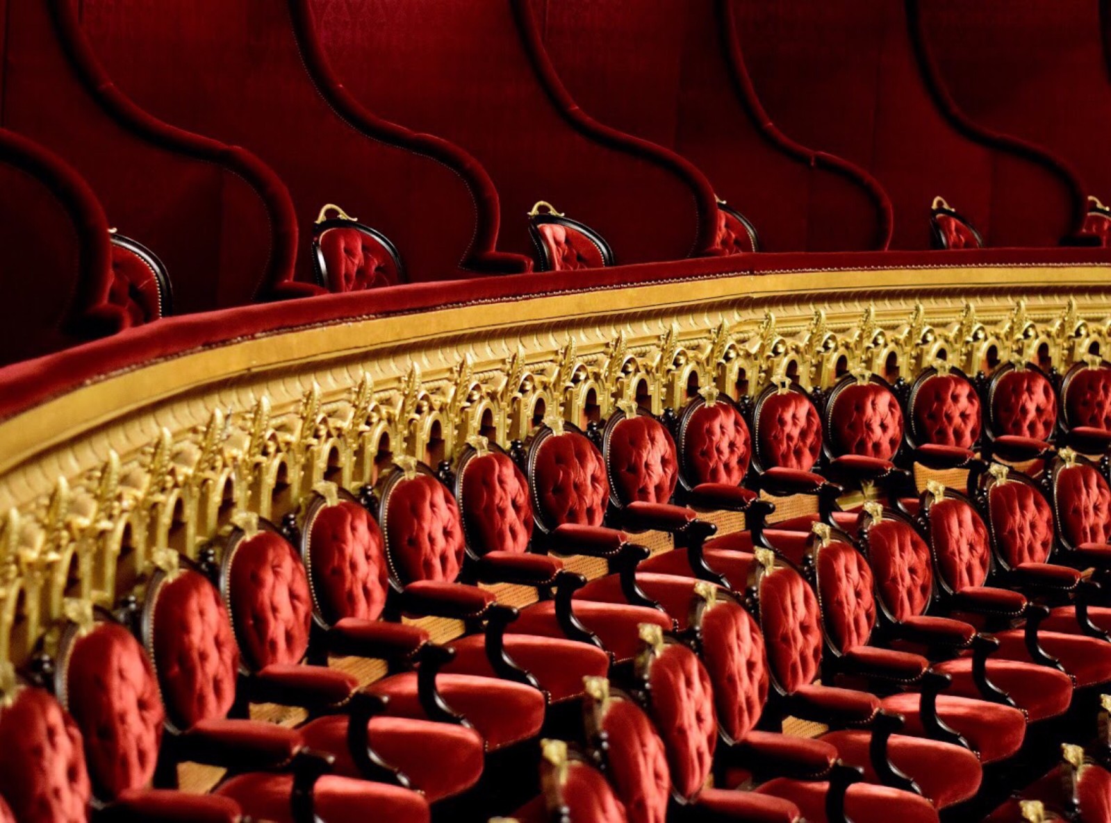 Een rij rode theaterstoelen