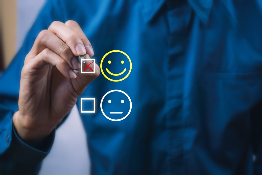 Conceptual The Customer Responded To The Survey The Client Using Digital Pen Checkbox On Happy Face T20 Zxn2gj