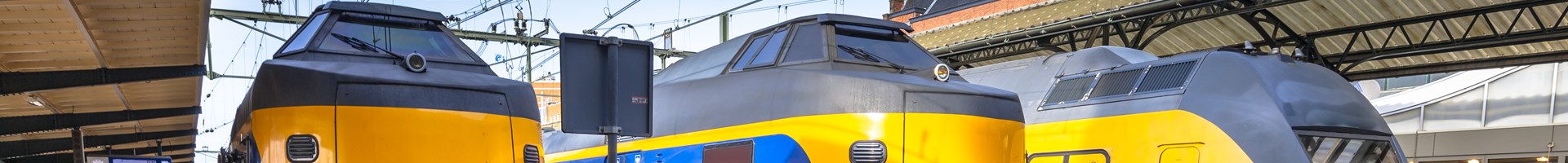 Drie NS treinen wachten op een station