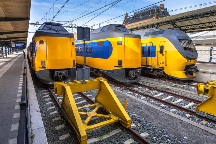 Drie NS treinen wachten op een station
