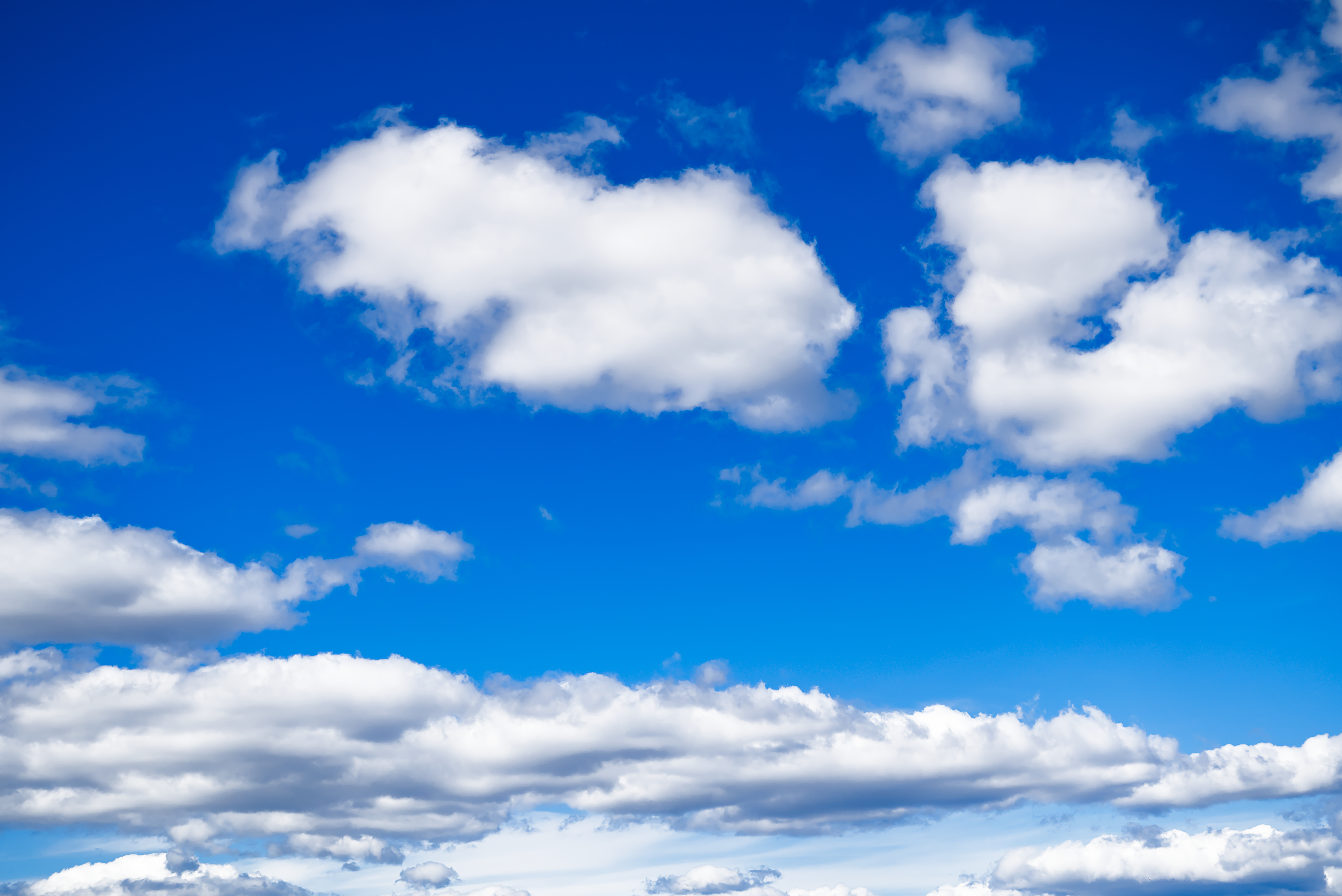 Blauwe lucht met witte wolken