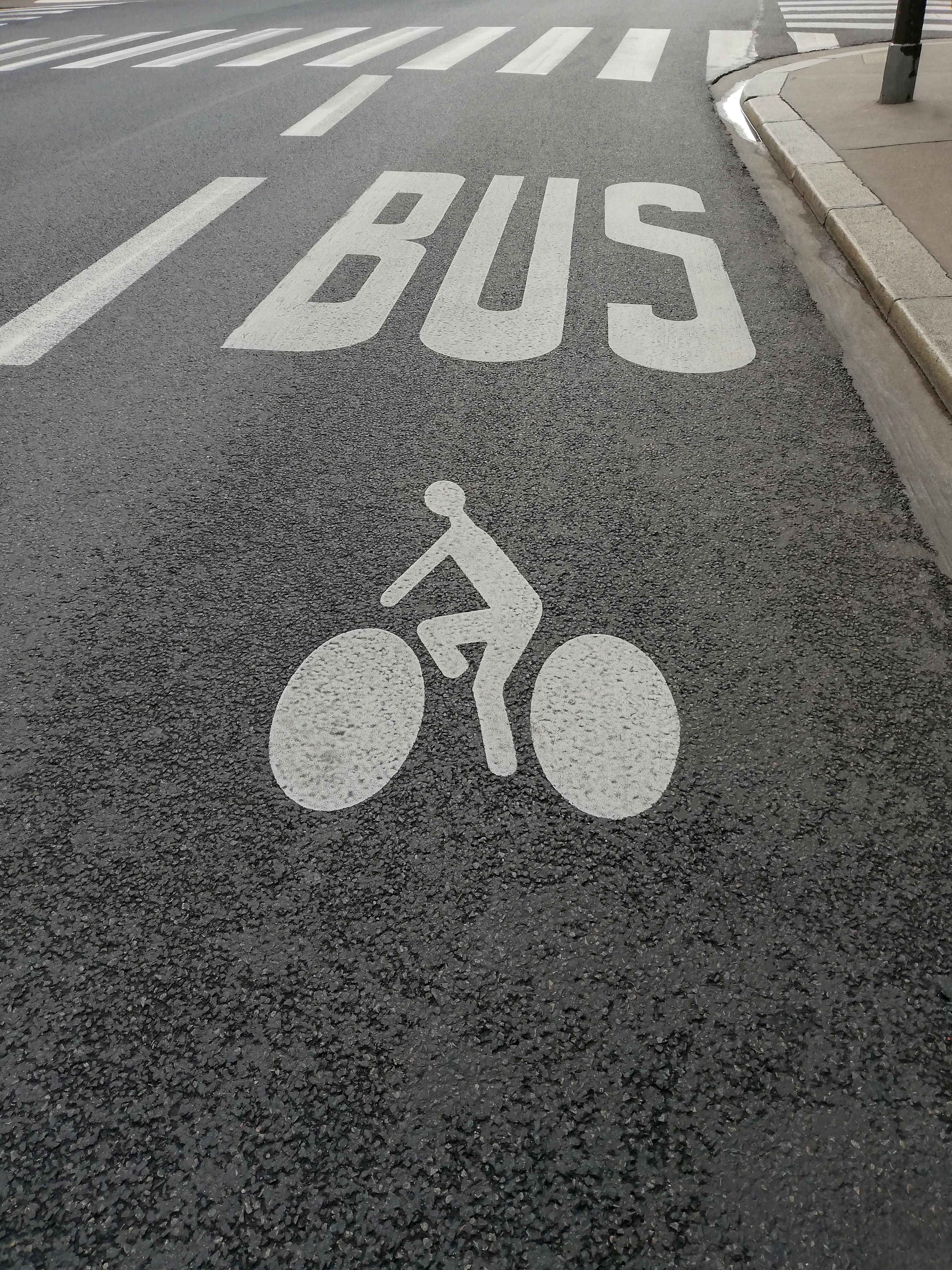 Een rijbaan voor bussen en fietsers