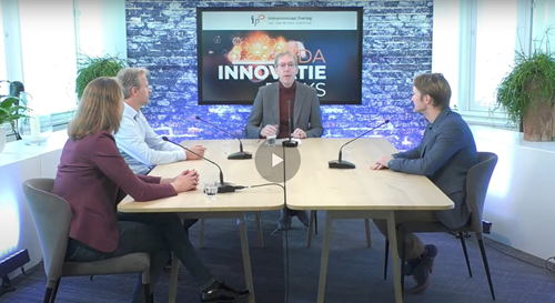 Afbeelding van 4 mensen die aan tafel zitten in een studio