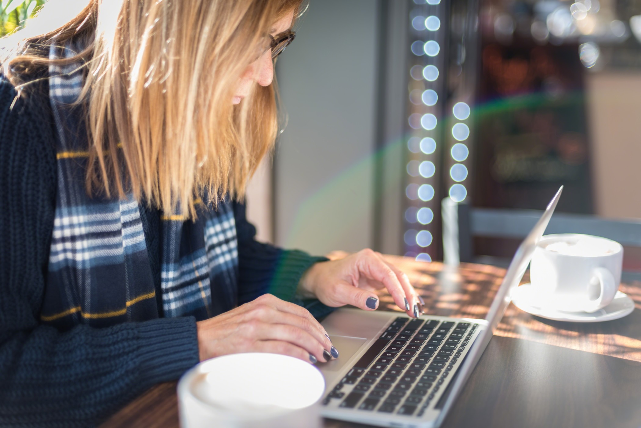 Woman Using Laptop In Coffee Shop With Lens Flare Rainbow Computer Typing Keyboard Close Up Closeup T20 Eoowm2