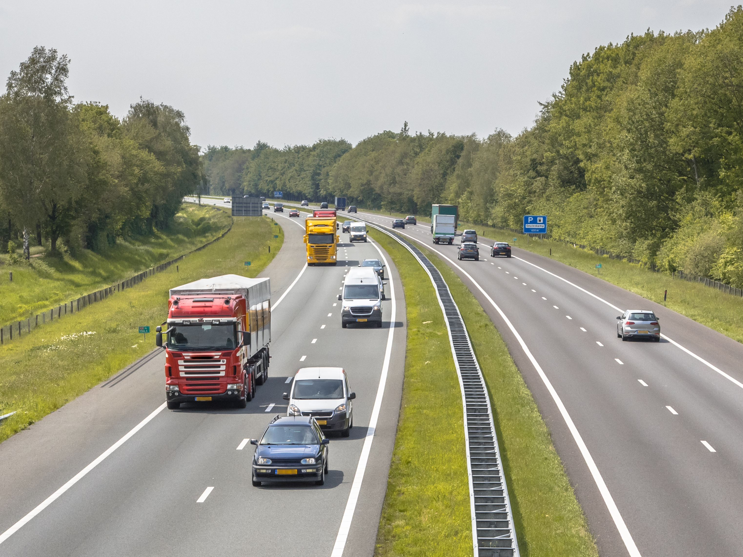 Auto's die rijden op een snelweg