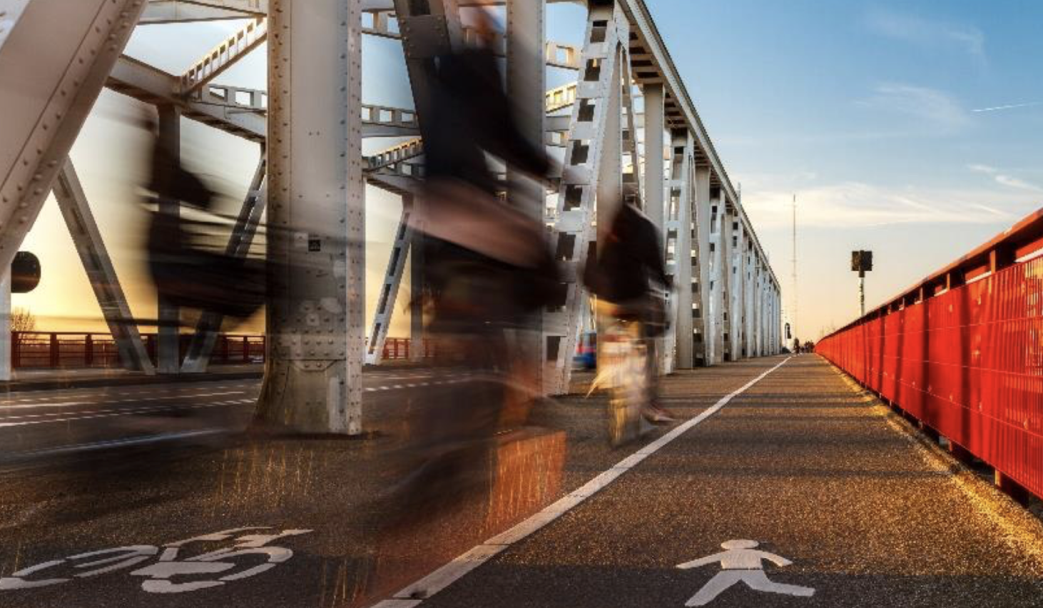 Fietsers die fietsen over een brug