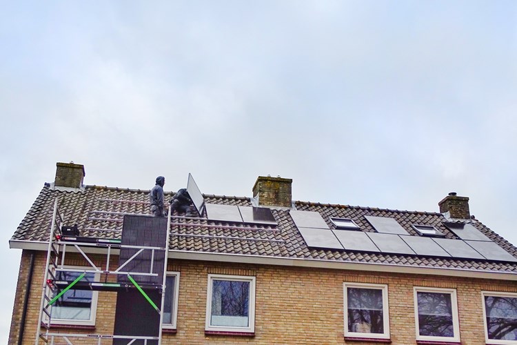Technicians Installing Solar Panels On A Roof T20 Plm9bk 2