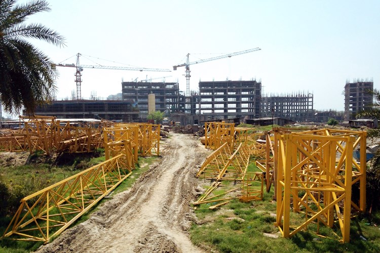 Een bouwplaats met hoge gebouwen in aanbouw op de achtergrond