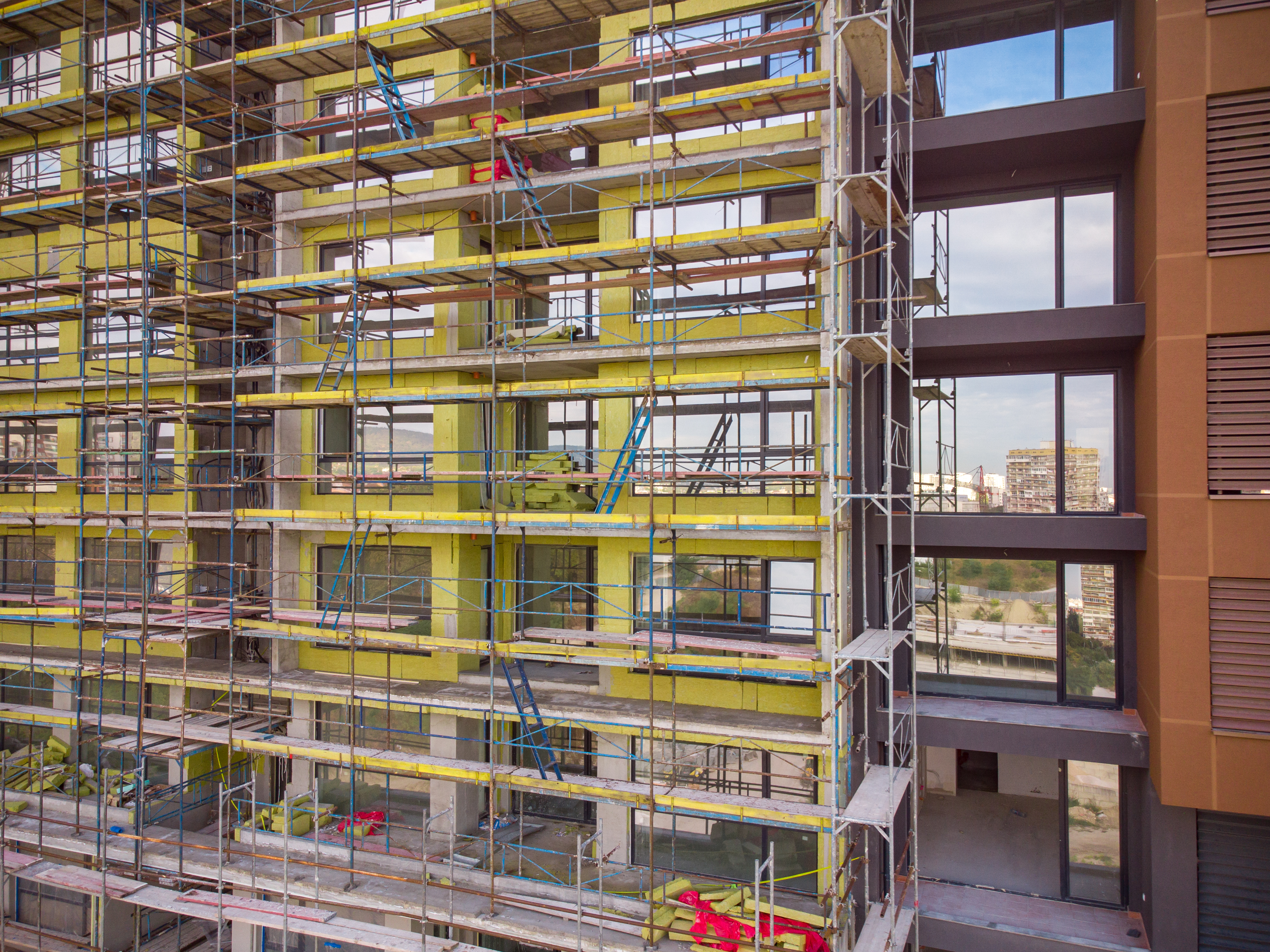 Een flatgebouw in aanbouw