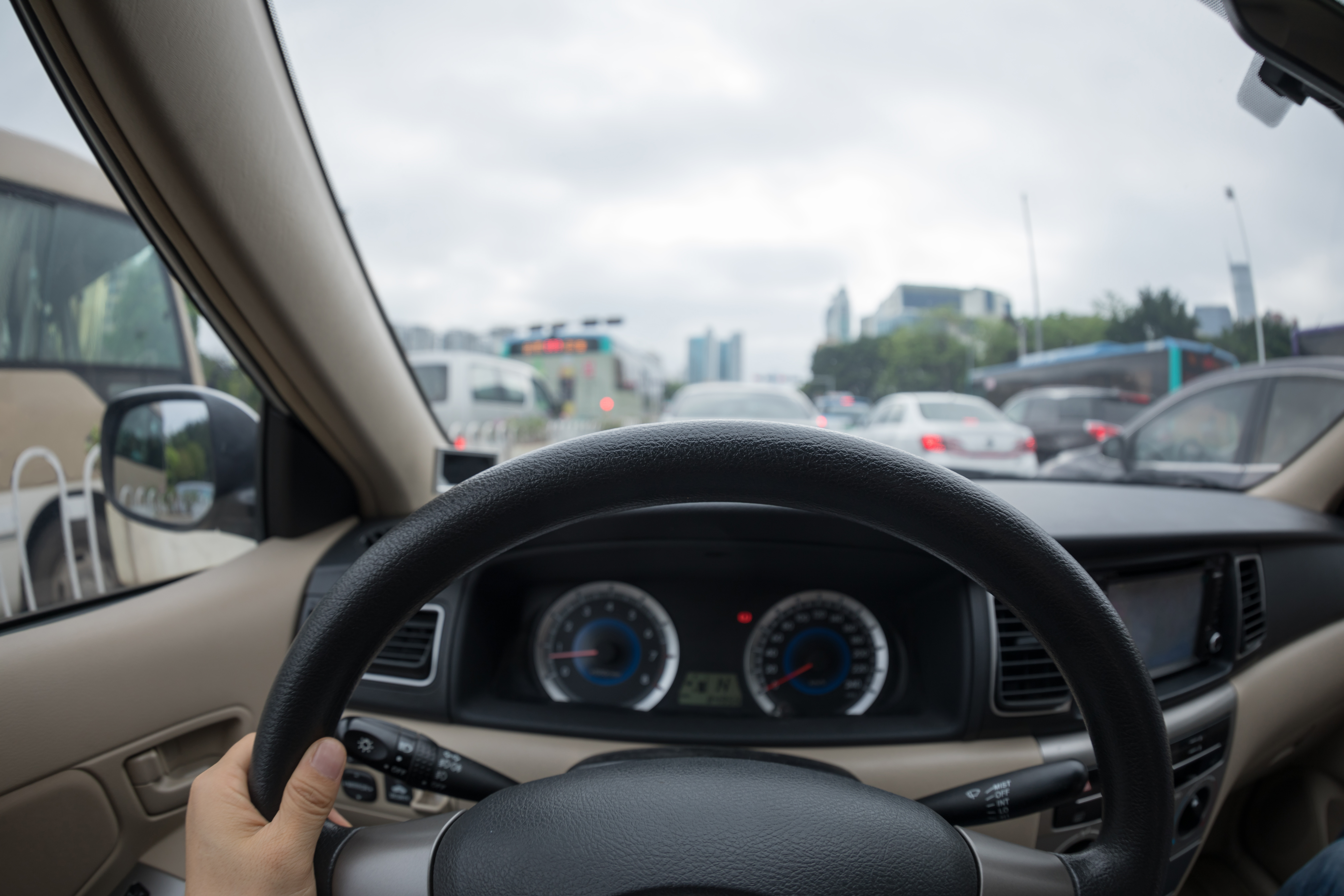 Een persoon in een auto in de file