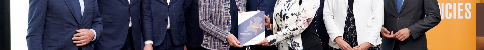 Businesswoman Holding Light Bulb With Innovative And Creativity Are Keys To Success Concept Knowledge T20 Av8qak